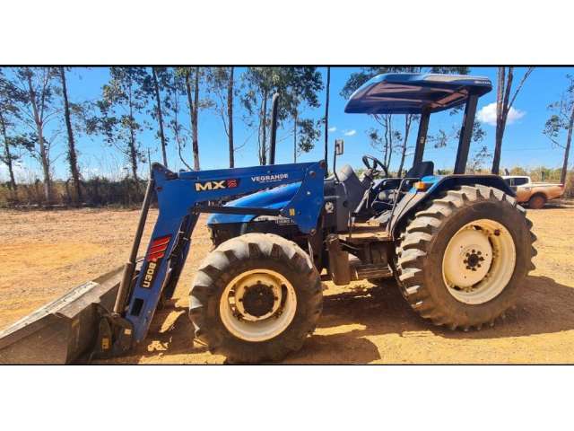 Trator agrícola New Holland e Pá carregadeira Utility