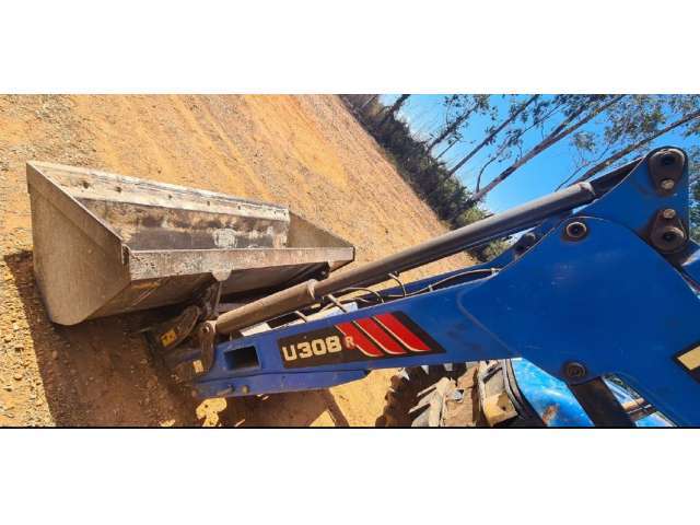 Trator agrícola New Holland e Pá carregadeira Utility