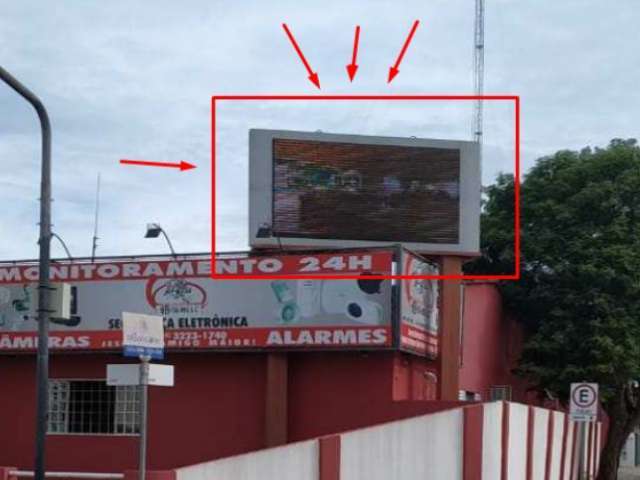Um painel publicitário de LED