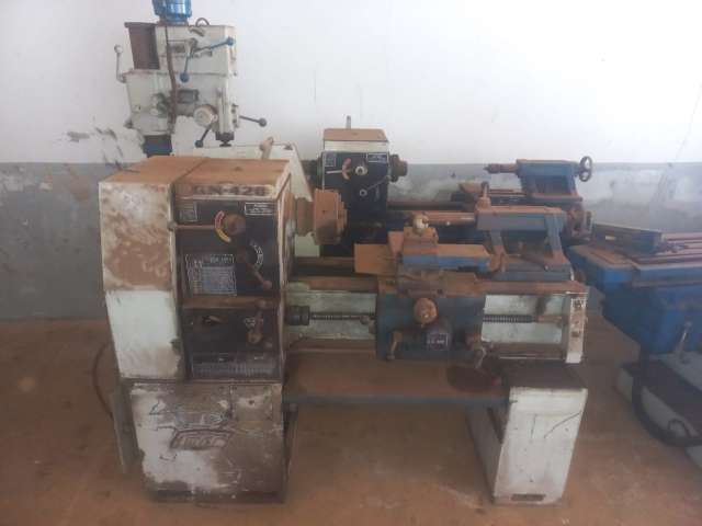 TORNOS 1 CNC E 3 MECANICOS, 2 FRESADORAS, 1 RETIFICA PLANA E 1 FURADEIRA DE COLUNA