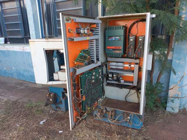 TORNOS 1 CNC E 3 MECANICOS, 2 FRESADORAS, 1 RETIFICA PLANA E 1 FURADEIRA DE COLUNA