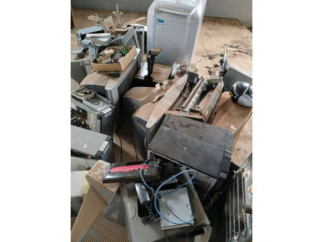 SUCATAS DIVERSAS(TVs,BEBEDOUROS, GABINETES, TANQUE, MOTORES ETC.)