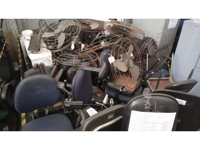 Diversos itens como: cadeiras fixas, ventiladores de parede, entre outros.