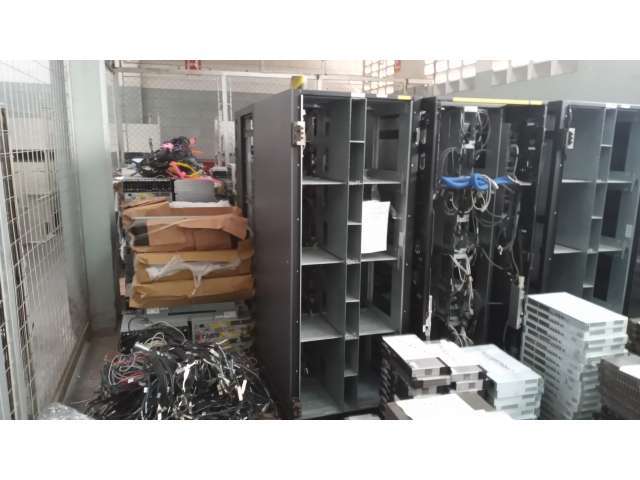 Diversos itens como: cadeiras fixas, ventiladores de parede, entre outros.