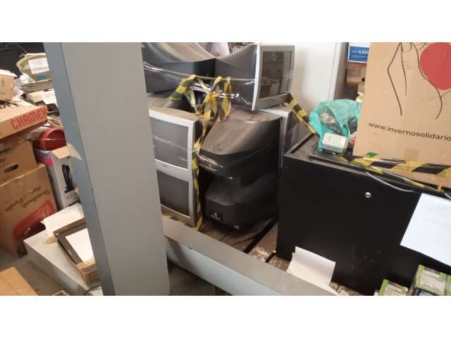 Diversos itens como: cadeiras fixas, ventiladores de parede, entre outros.