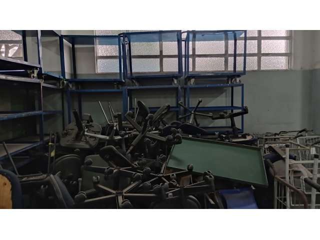 Diversos itens como: cadeiras giratórios, escadas, carrinhos, etc.