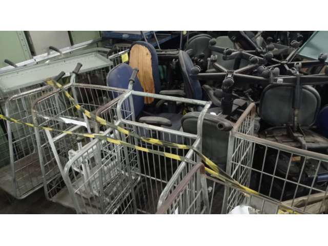 Diversos itens como: cadeiras giratórios, escadas, carrinhos, etc.
