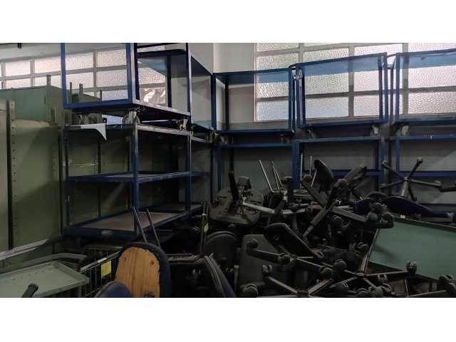 Diversos itens como: cadeiras giratórios, escadas, carrinhos, etc.