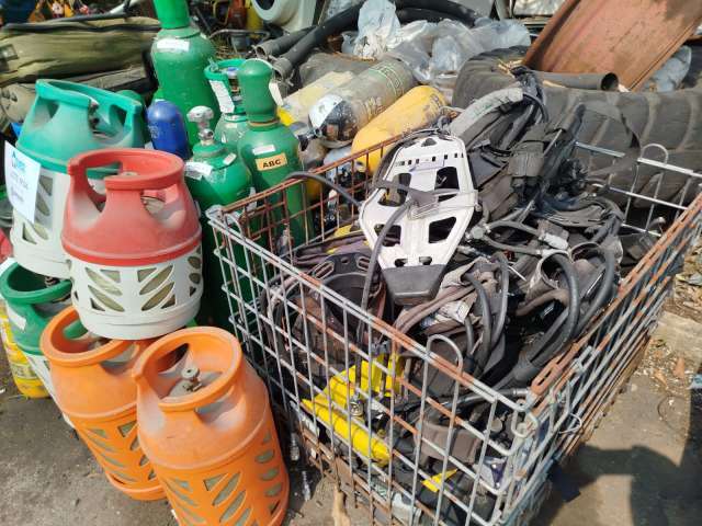 Cilindros de oxigênio e equipamentos diversos 