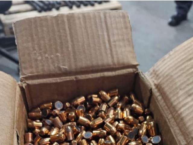 Estojos metálicos de arma de fogo
