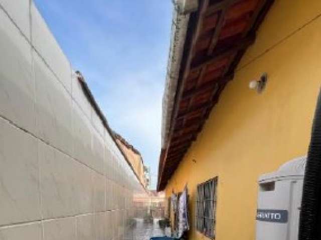 UMA CASA C/ 68,95M² AC, C/149,00M² AT EM MONGAGUÁ/SP