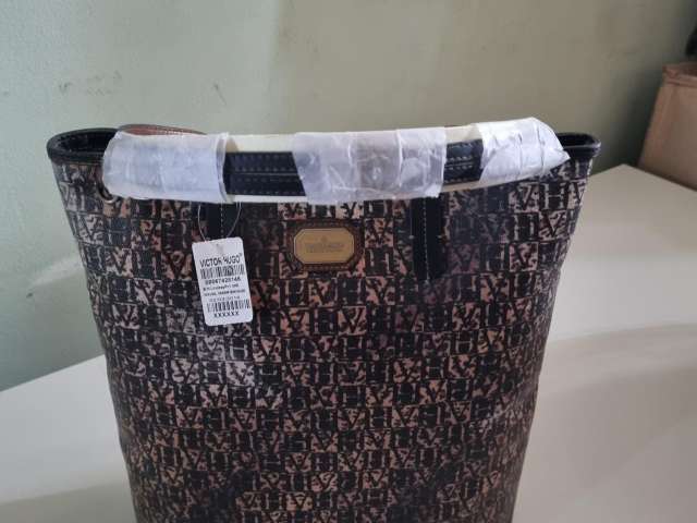 3.300 bolsas variadas, marca Victor Hugo