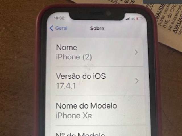 Um sofá e Um aparelho celular Iphone XR
