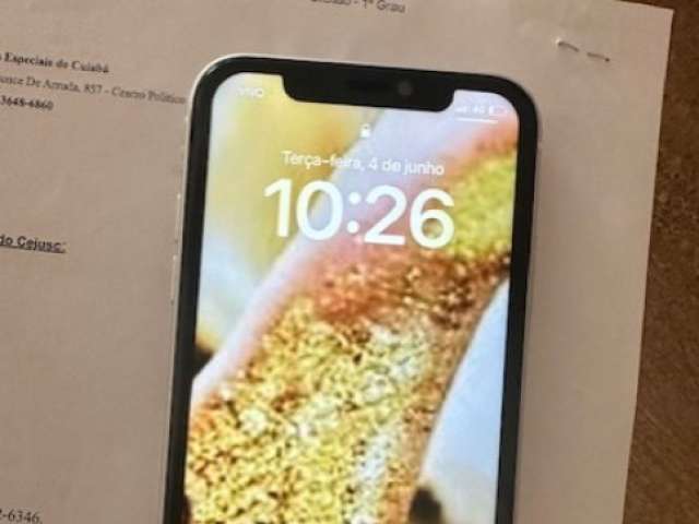 Um sofá e Um aparelho celular Iphone XR