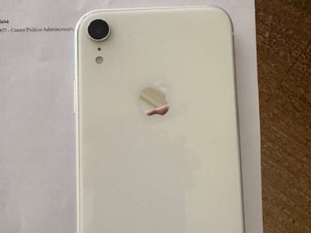 Um sofá e Um aparelho celular Iphone XR