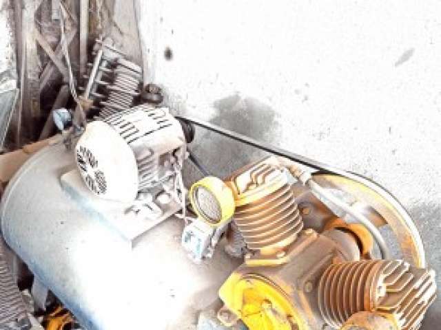 Um compressor de ar marca Schulz e Um Alinhador Ciborg Hidráulico