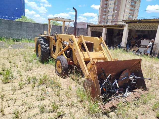 TRATOR DE PNEUS C/ CARREGADOR FRONTAL MASSEY FERGUSSON/275 SEM INFORMAÇÃO