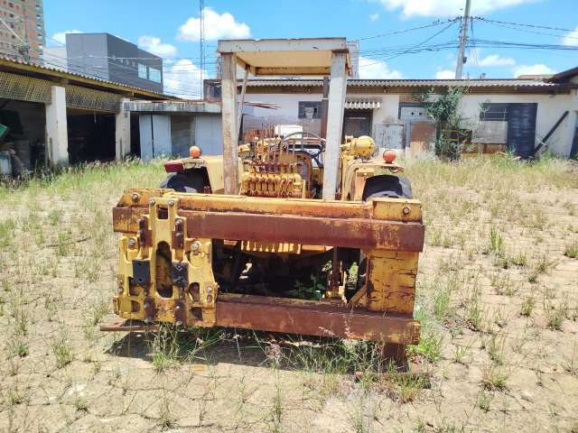TRATOR DE PNEUS C/ CARREGADOR FRONTAL MASSEY FERGUSSON/275 SEM INFORMAÇÃO