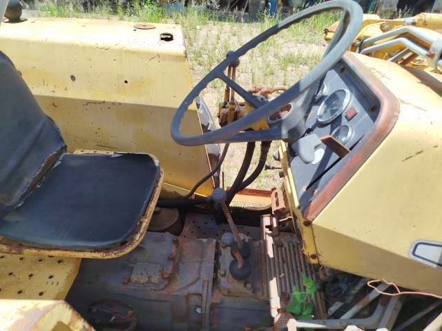 TRATOR DE PNEUS C/ CARREGADOR FRONTAL MASSEY FERGUSSON/275 SEM INFORMAÇÃO