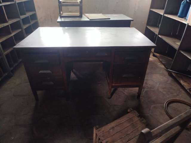 LOTE DE MÓVEIS COM ARQUIVO DE AÇO, CADEIRAS, MESAS, ETC...
