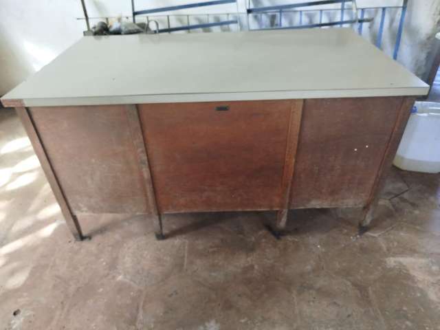 LOTE DE MÓVEIS COM ARQUIVO DE AÇO, CADEIRAS, MESAS, ETC...