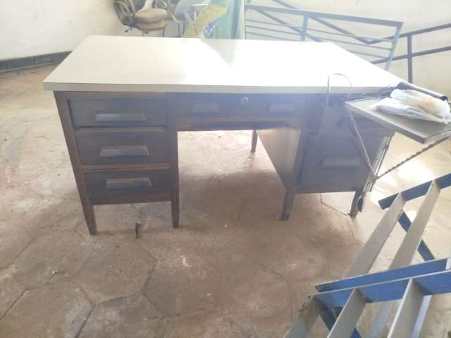 LOTE DE MÓVEIS COM ARQUIVO DE AÇO, CADEIRAS, MESAS, ETC...