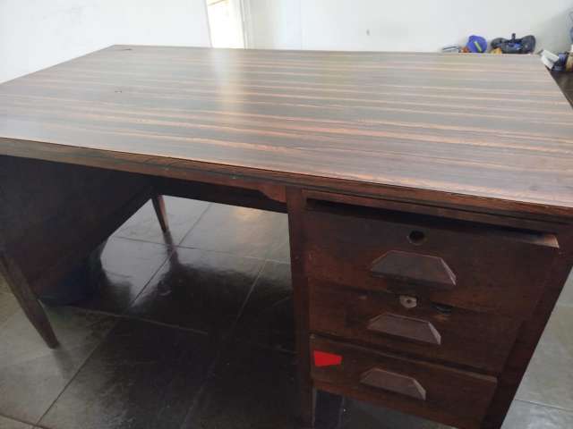 LOTE DE MÓVEIS COM ARQUIVO DE AÇO, CADEIRAS, MESAS, ETC...