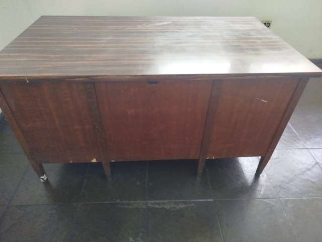 LOTE DE MÓVEIS COM ARQUIVO DE AÇO, CADEIRAS, MESAS, ETC...