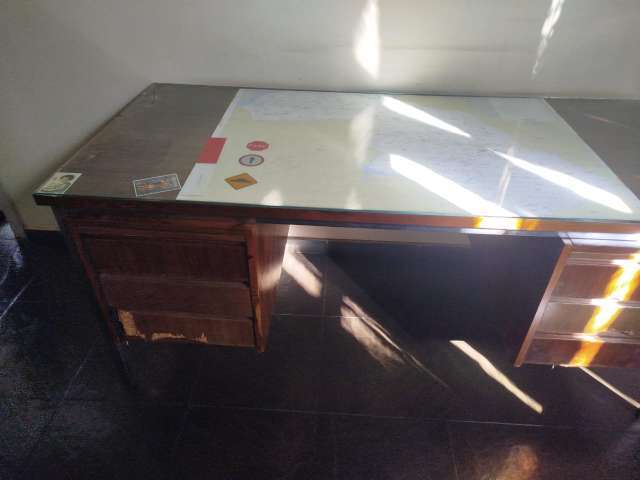 LOTE DE MÓVEIS COM ARQUIVO DE AÇO, CADEIRAS, MESAS, ETC...