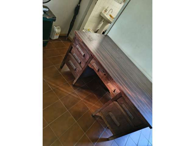LOTE DE MÓVEIS COM ARQUIVO DE AÇO, CADEIRAS, MESAS, ETC...