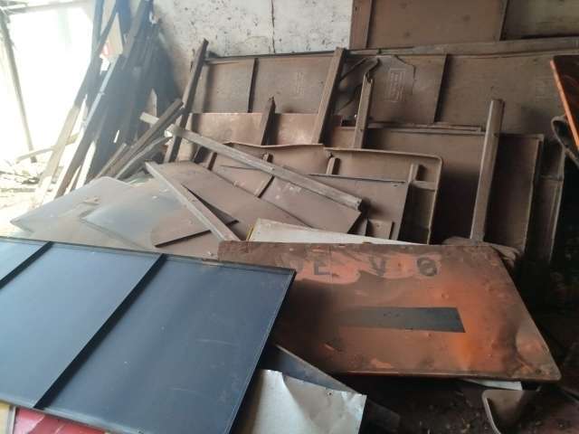 SUCATA DE PLACAS DE TRANSITO E DEFESAS DE FERRO, ETC