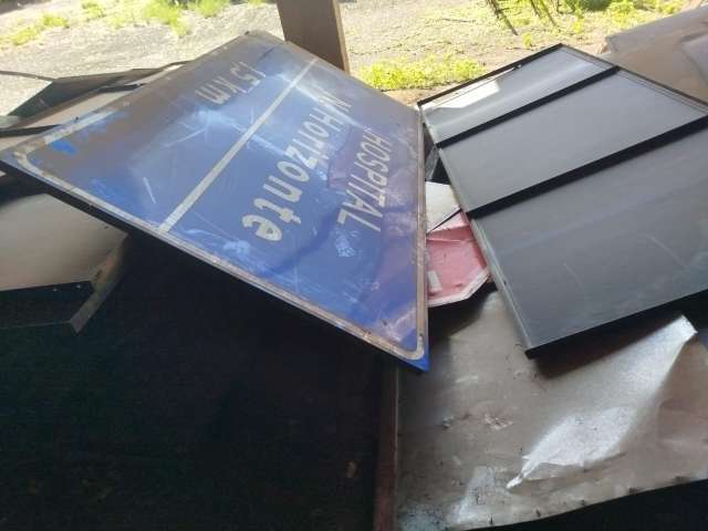 SUCATA DE PLACAS DE TRANSITO E DEFESAS DE FERRO, ETC