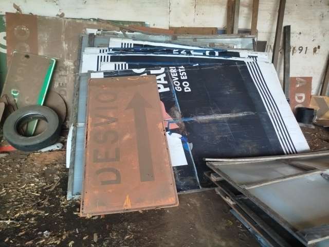 SUCATA DE PLACAS DE TRANSITO E DEFESAS DE FERRO, ETC
