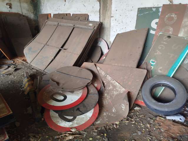 SUCATA DE PLACAS DE TRANSITO E DEFESAS DE FERRO, ETC