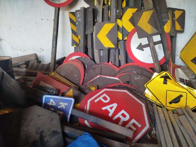 SUCATA DE PLACAS DE TRANSITO E DEFESAS DE FERRO, ETC