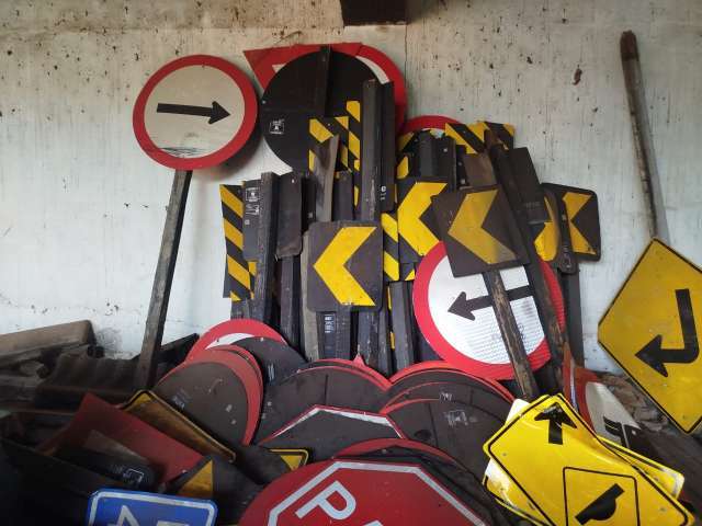 SUCATA DE PLACAS DE TRANSITO E DEFESAS DE FERRO, ETC