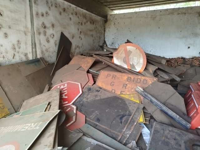 SUCATA DE PLACAS DE TRANSITO E DEFESAS DE FERRO, ETC