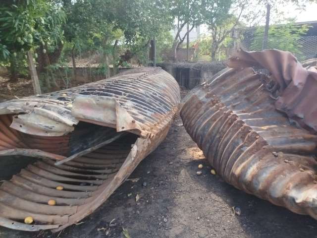 SUCATA DE PLACAS DE TRANSITO E DEFESAS DE FERRO, ETC