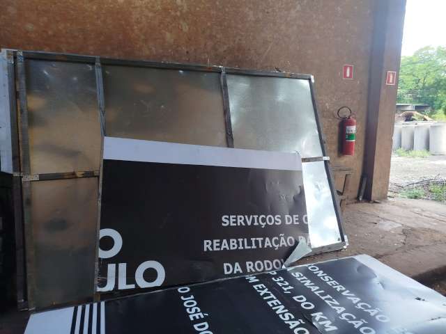SUCATA DE PLACAS DE TRANSITO E DEFESAS DE FERRO, ETC