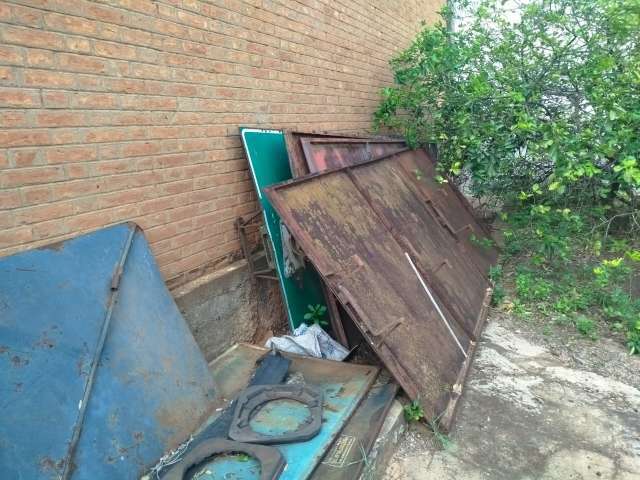 SUCATA DE PLACAS DE TRANSITO E DEFESAS DE FERRO, ETC