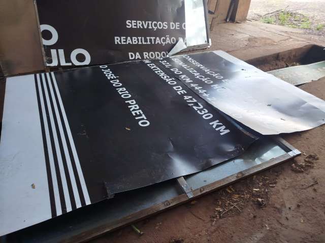SUCATA DE PLACAS DE TRANSITO E DEFESAS DE FERRO, ETC