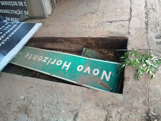 SUCATA DE PLACAS DE TRANSITO E DEFESAS DE FERRO, ETC