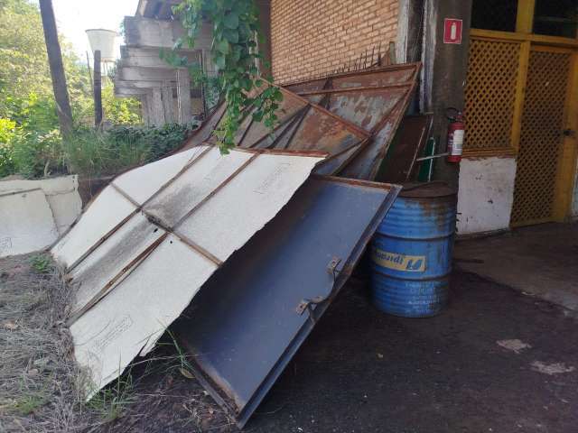 SUCATA DE PLACAS DE TRANSITO E DEFESAS DE FERRO, ETC