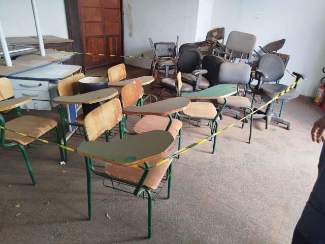 MESAS E CADEIRAS