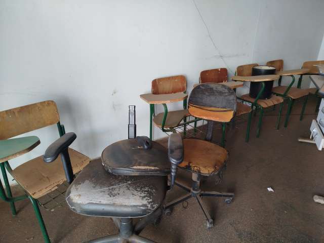 MESAS E CADEIRAS