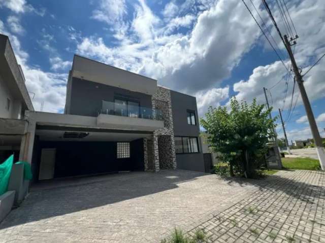 Residência com 3 Suítes, Piscina e Vista Panorâmica para Área Verde