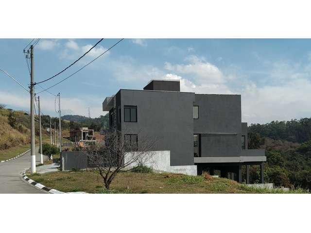 Residência com 3 Suítes, Piscina e Vista Panorâmica para Área Verde