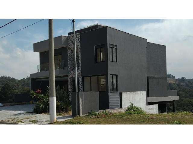 Residência com 3 Suítes, Piscina e Vista Panorâmica para Área Verde