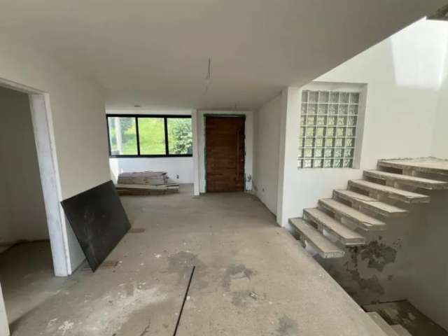 Residência com 3 Suítes, Piscina e Vista Panorâmica para Área Verde
