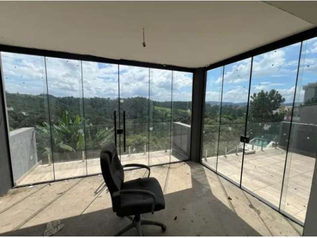 Residência com 3 Suítes, Piscina e Vista Panorâmica para Área Verde